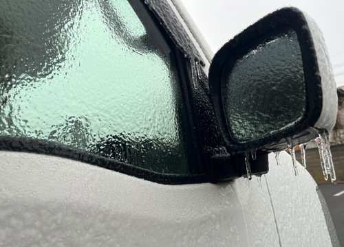 凍結した自動車