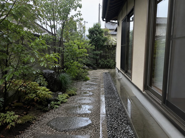 雨の外構