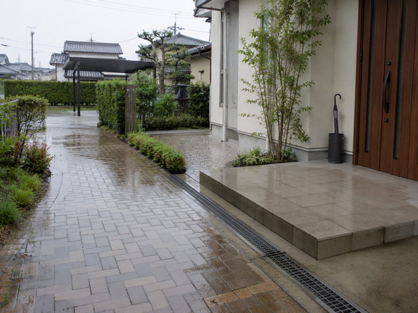 雨の外構